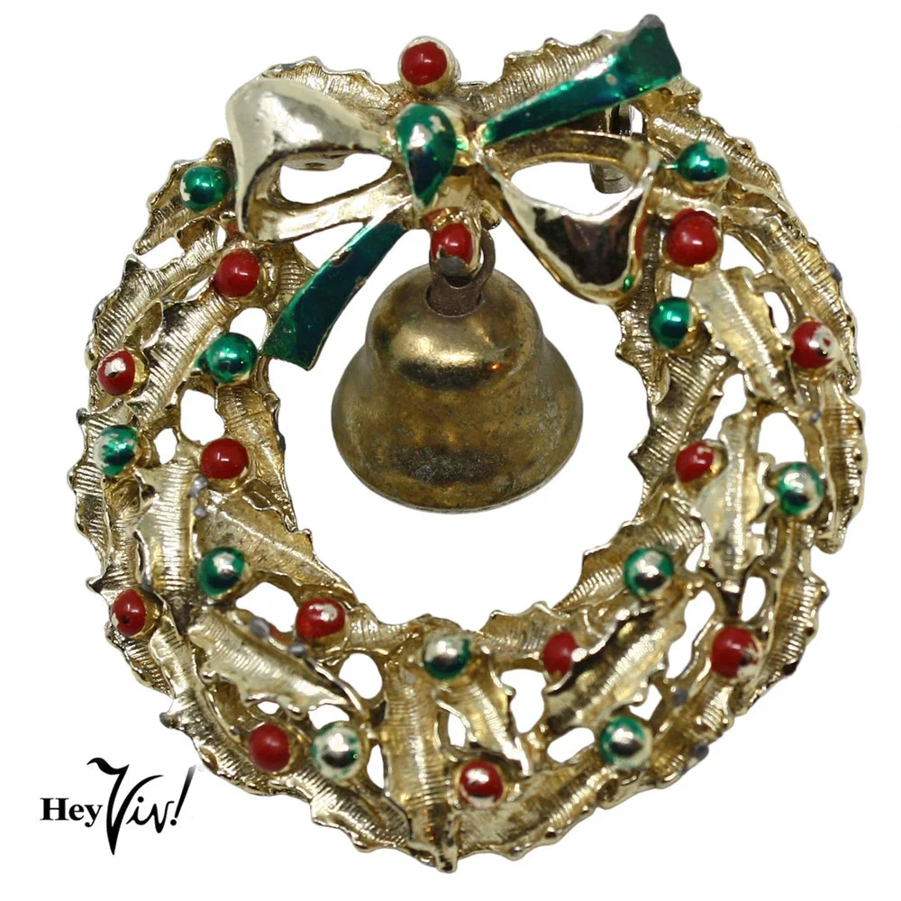Vintage Christmas Holiday Wreath Pin w Swinging Bell 1 3/4